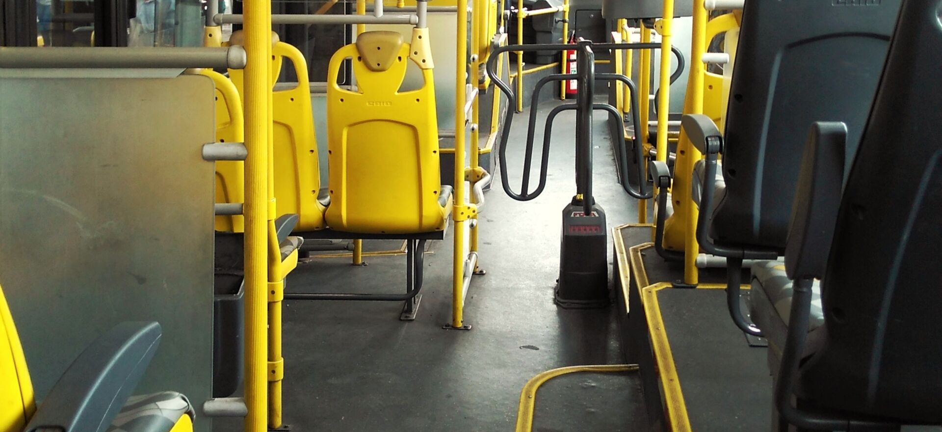 Innenansicht eines Busses von hinten nach vorn.