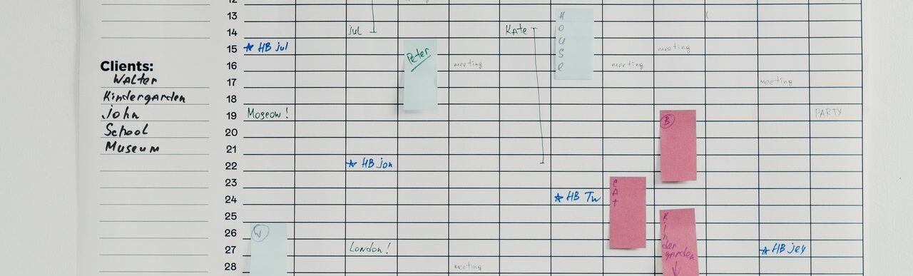 Wandkalender mit Lampe im Vordergrund
